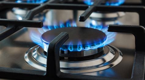 how to put out gas stove fire